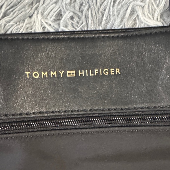 Tommy Hilfiger Elegant Black Tote - Picture 2 of 8